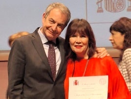 MICAELA NAVARRO, CON EL TÍTULO, POSA CON JOSÉ LUIS RODRÍGUEZ ZAPATERO.