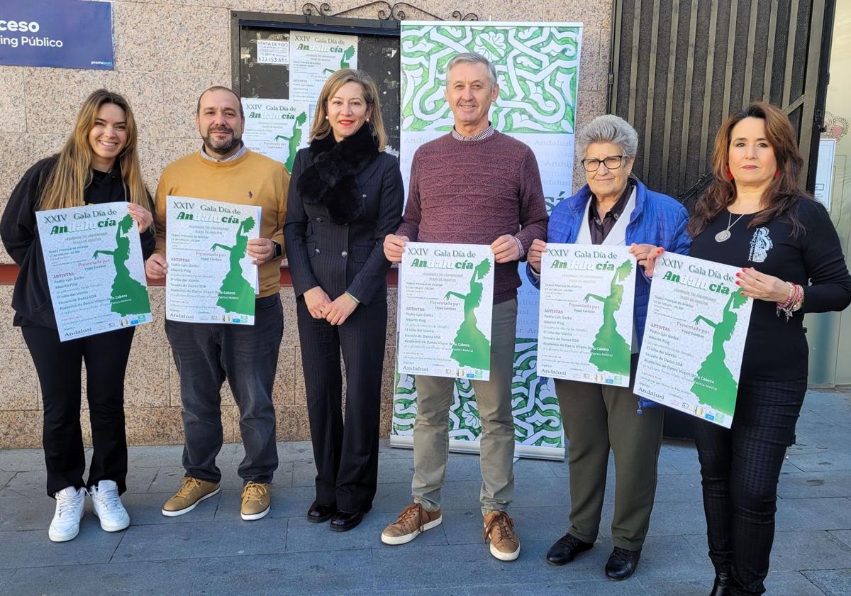 Los protagonistas durante la presentación de la gala del Día de Andalucía este martes a las puertas de l plaza de abastos.