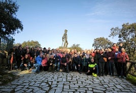 INTEGRANTES DE LA PEÑA LOS PEREGRINOS CON SUS ALLEGADOS EN EL MONUMENTO.