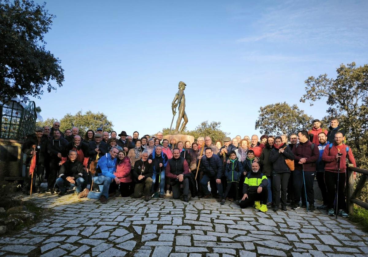 INTEGRANTES DE LA PEÑA LOS PEREGRINOS CON SUS ALLEGADOS EN EL MONUMENTO.