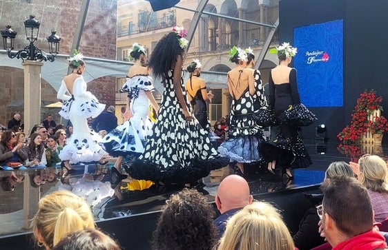 DESFILES DE MODA FLAMENCA EN LA SINGULAR PASARELA DEL PLAZA DE ESPAÑA.