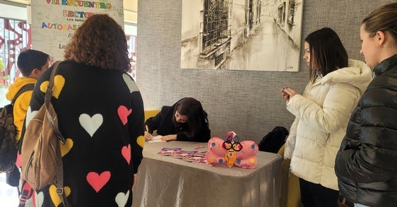 La prestigiosa escritora gallega Ledicia Costas en la firma de ejemplares de libros a los escolares.