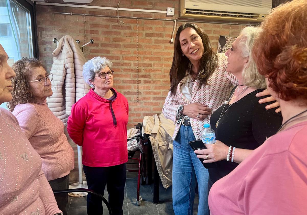 LÓPEZ EN SU VISITA ESTA TARDE, AL CENTRO DE PARTICIPACIÓN ACTIVA.