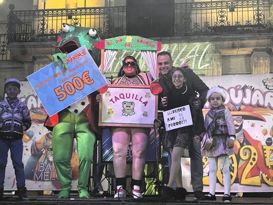 El concejal de Festejos, Antonio Torres, posa con los ganadores de la modalidad de grupos.