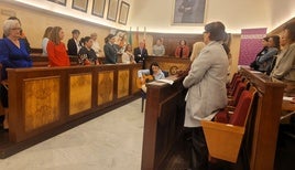 Emotivo minuto de silencio al principio de acto.