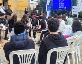 Jóvenes escuchan las indicaciones de los representantes de la Comisión Europea.