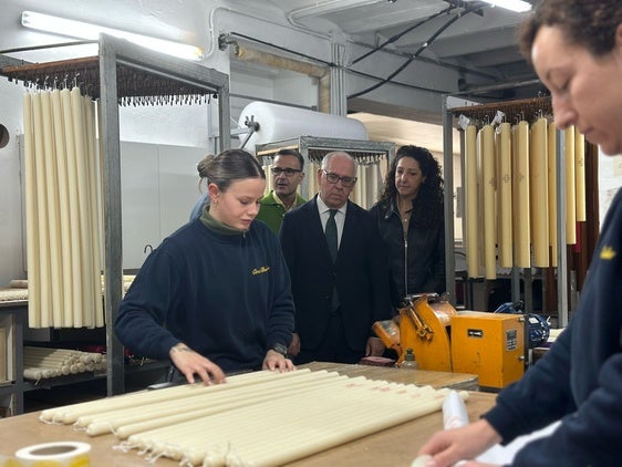 ESTRELLA Y MATA CONTEMPLAN EL PROCESO DE ELABORACIÓN DE VELAS EN LA EMPRESA.