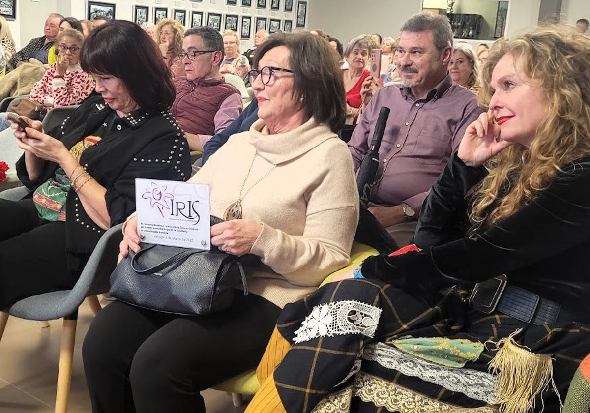 Inmaculada y Yolanda en el acto, junto a Micaela Navarro.