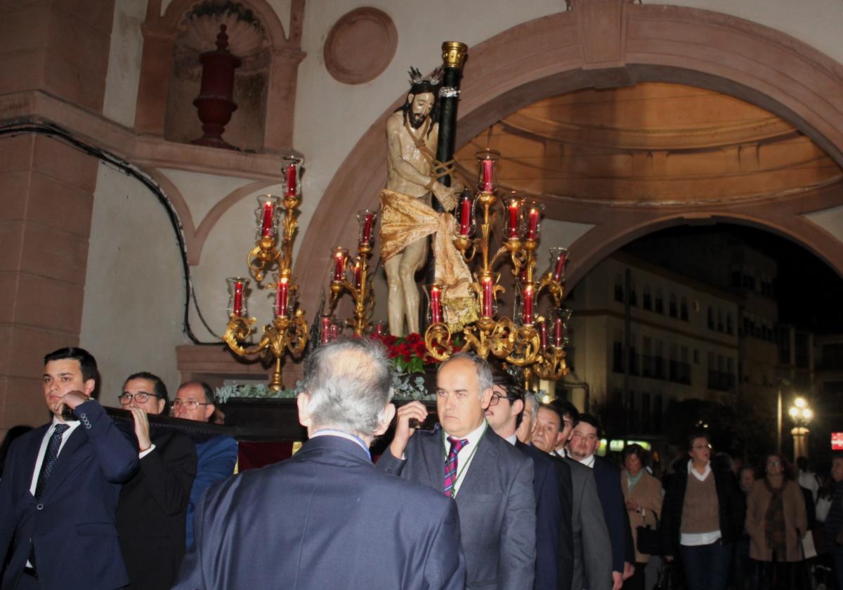 La imagen, con rostro de gran patetismo, columna de fuste alto y sudario ajustado al cuerpo, portada en andas, bajo el Arco de Correos.