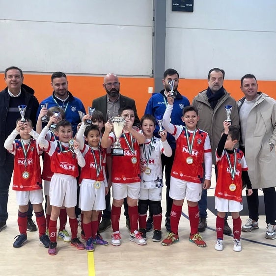 LOS CHAVALES CON LA COPA Y ACOMPAÑADOS DE LAS AUTORIDADES, PATROCINADOR Y CUERPO TÉCNICO