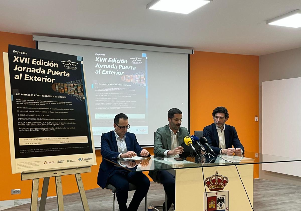 Gabriel Rayo, Juan Carlos Martínez y Juan Labella durante la presentación.