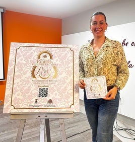 MARÍA JOSÉ FUENTES POSA CON EL PROGRAMA.