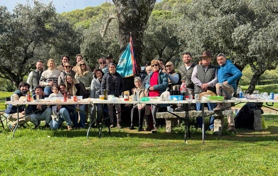 LOS INTEGRANTES DE LA GARROCHA EN LA COMIDA DE CONFRATERNIZACIÓN EN EL CAMINO.