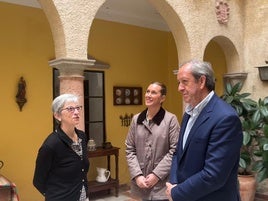 EL ALCALDE DURANTE SU VISITA A LA CASA.