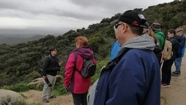 Un guía dirige a los participantes de la ruta en un avistamiento.