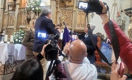 El alcalde le impuso la medalla ante una gran expectación mediática.