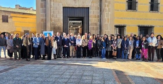 PARTICIPANTES DE LAS JORNADAS EN LA EMBLEMÁTICA TORRE DEL PALACIO DE LOS NIÑOS DE DON GOME.