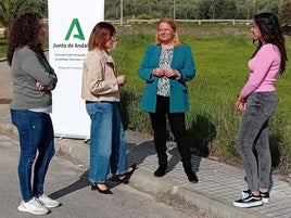 La delegada conversa con miembros de la Corporación.