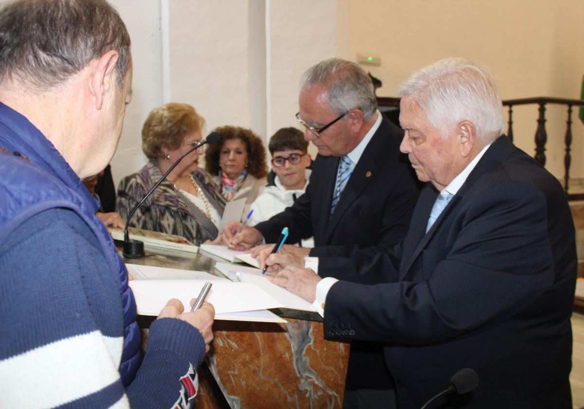 Utrera y Fuentes firman los libros a los asistentes.