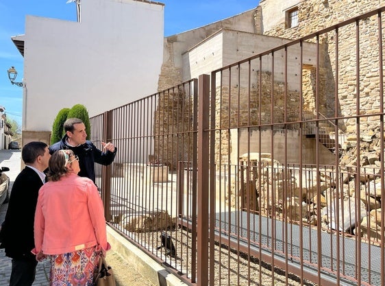 Diputación estudia la colaboración para intervenir en la recuperación de la muralla del Alcázar de Arjona