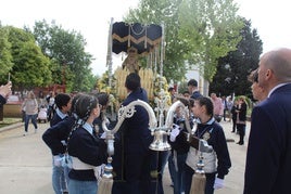 Los chavales portaron con orden, respeto y fervor los pasos en su recorrido.