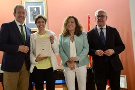 Entrega de ejemplares a centros educativos ayer en Don Gome. ideal