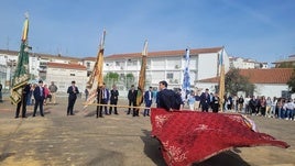 TREMOLAR DE BANDERAS EN EL PATIO DEL IES NUESTRA SEÑORA DE LA CABEZA.