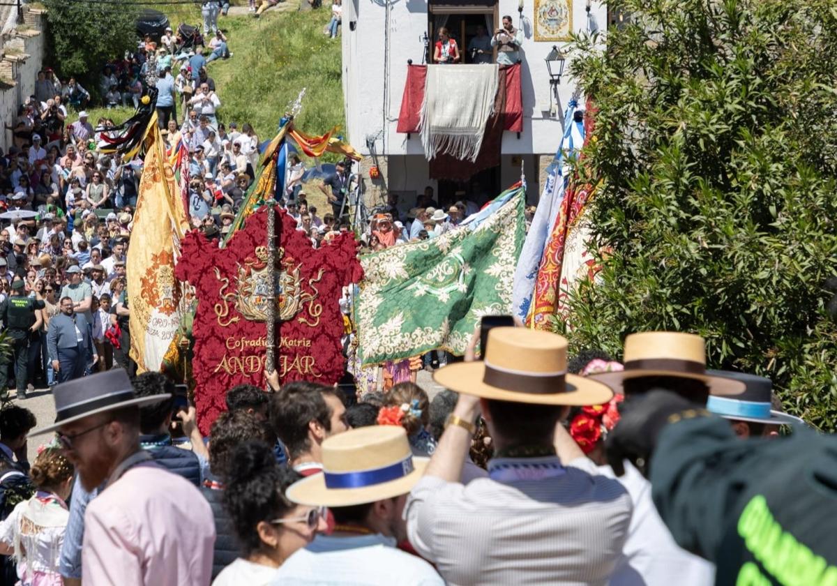 COMITIVA DE LA COFRADÍA MATRIZ DURANTE LA PROCESIÓN DEL PASADO DOMINGO.