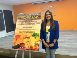 AZUCENA CEPEDELLO POSA CON EL CARTEL DE LA PRESENTE EDICIÓN.