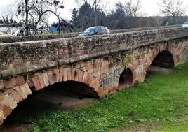 CIRCULACIÓN DE VEHÍCULOS POR EL PUENTE ROMANO.