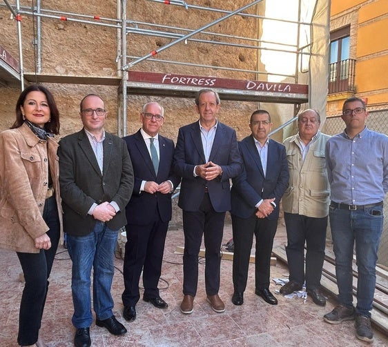 LOS REPRESENTANTES POLÍTICOS CON LOS MIEMBROS DE LA EMPRESA RESPONSABLE DE LAS OBRAS.