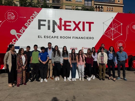 Un bus intinerante enseña al alumnado de la SAFA aspectos de gestión financiera