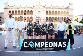 CAMPEONES DE LAS DISTINTAS CATEGORÍAS POSAN CON LOS REPRESENTANTES DE LA ORGANIZACIÓN.