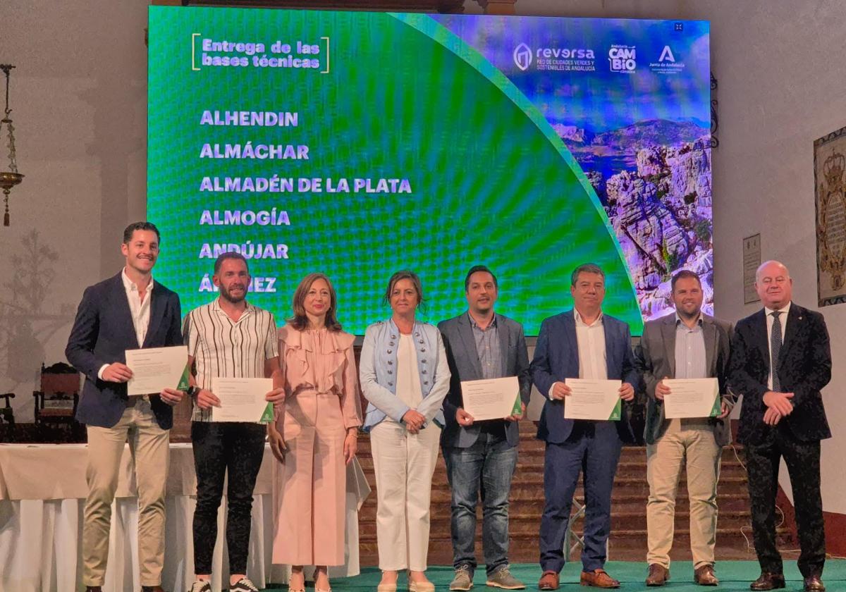 Emilio Rodríguez, al lado de la consejera, junto con los representantes de los otros municipios.
