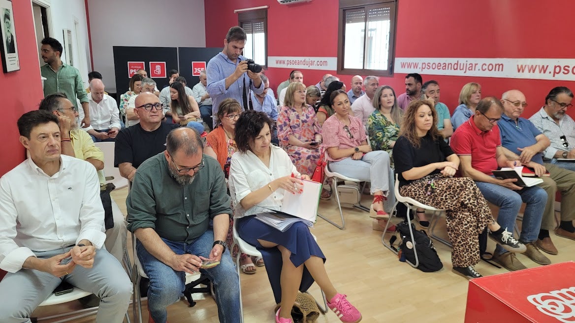 Esteban Morales, Juan Latorre y Ángeles Prieto con los munícipes en la sede de la Agrupación Socialista de Andújar.