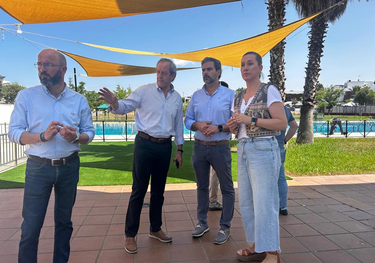 CARMONA DURANTE SU VISITA A LAS INSTALACIONES.