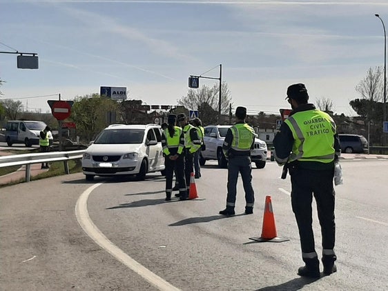La Guardia Civil intercepta al conductor de un autobús escolar en Arjona que dio positivo en las pruebas detección de drogas