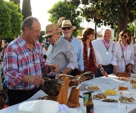 VECINOS DISFRUTAN DE LAS VIANDAS EN LAS MESAS INSTALADAS EN COLÓN DURANTE EL VIERNES DE ROMERÍA.