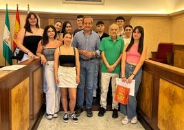 El alcalde y el director del centro educativo con el alumnado participante.