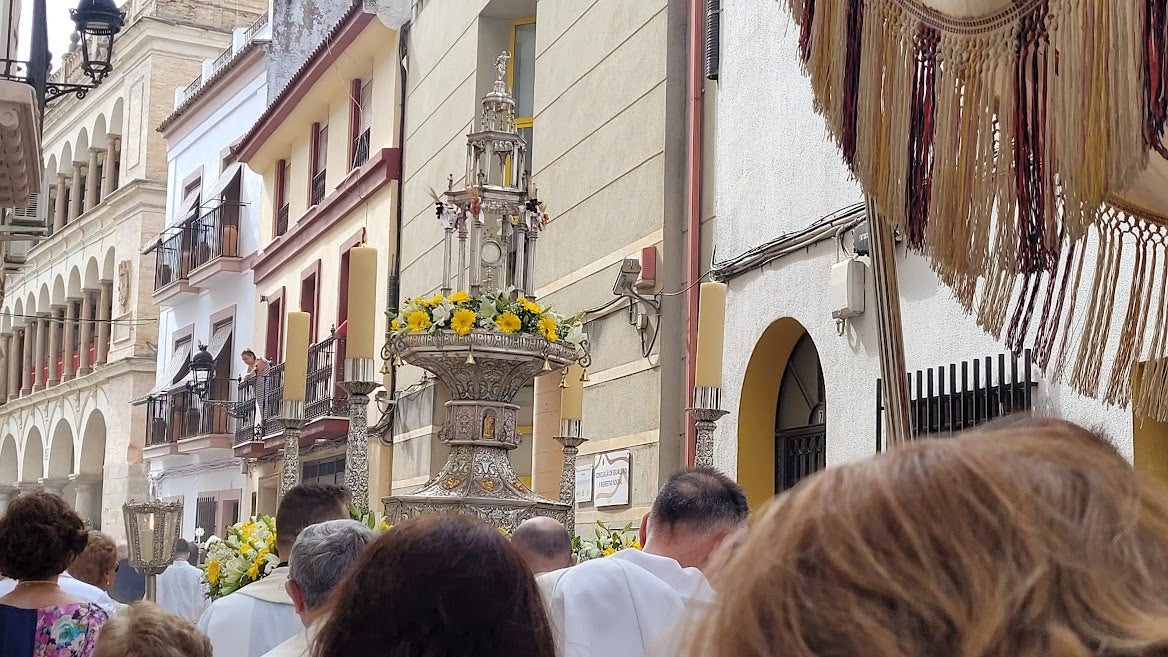 LA CUSTIODIA A SU SALIDA DE LA PLAZA DE SANTA MARÍA Y A SU PASO POR LA CALLE LA FERIA.