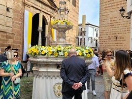 LA CUSTIODIA A SU SALIDA DE LA PLAZA DE SANTA MARÍA Y A SU PASO POR LA CALLE LA FERIA.