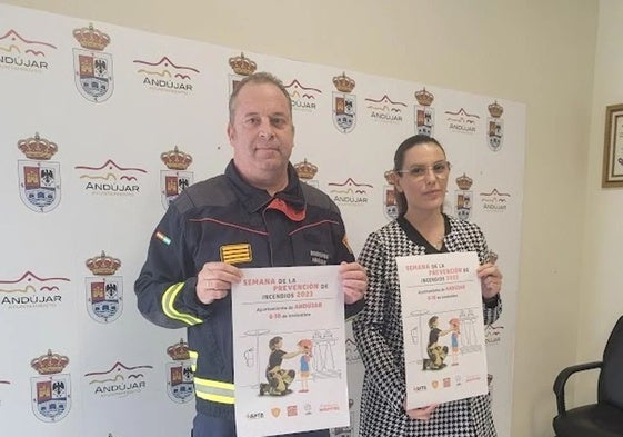 Almudena García en la presentación de un acto con el jefe del parque de bomberos.