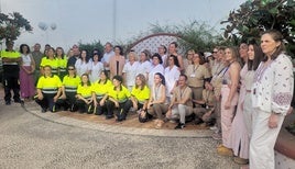 La delegada, el alcalde y las monitoras con personas beneficiarias de los programas formativos de la Junta.