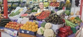 Loli en su puesto de la plaza de abastos ayer jueves con producto autóctonos de la zona.