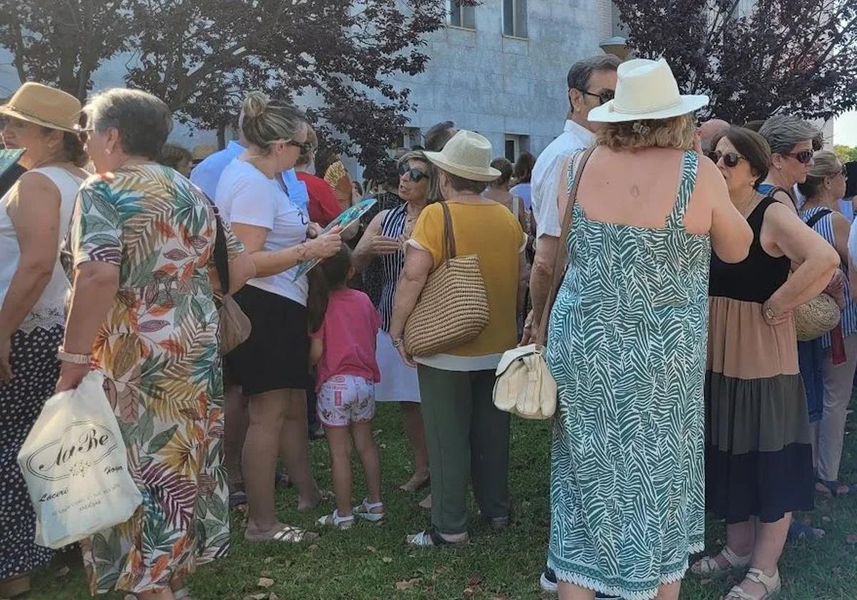 Ciudadanos en la protesta ante lo que consideran un desmantelamiento del hospital.