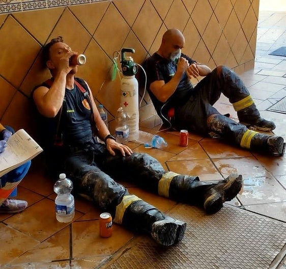 BOMBEROS QUE TUVIERON QUE SER ATENDIDOS POR LOS SANITARIOS.