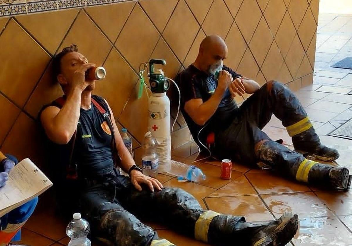 BOMBEROS QUE TUVIERON QUE SER ATENDIDOS POR LOS SANITARIOS.