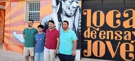 Menasalvas, segundo por la derecha, con sus compañeros de Juventudes de Andújar en las puertas de la sala de ensayo.