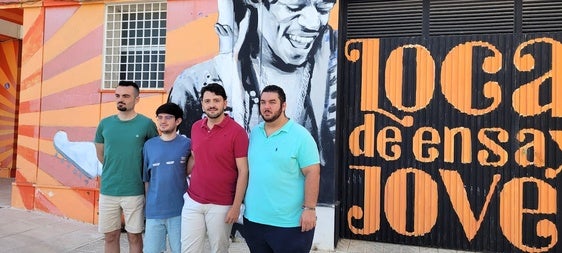 Menasalvas, segundo por la derecha, con sus compañeros de Juventudes de Andújar en las puertas de la sala de ensayo.