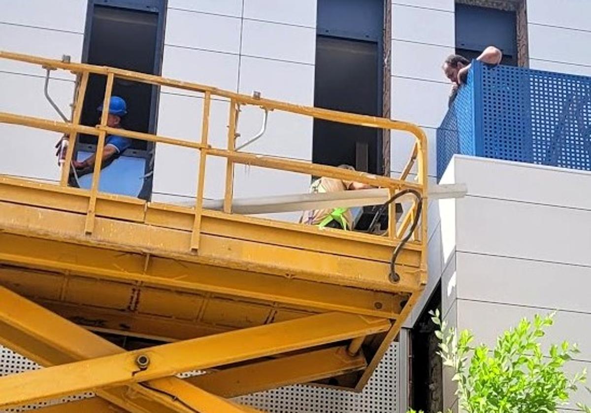 Operarios en la construcción de la comisaría de Policía.